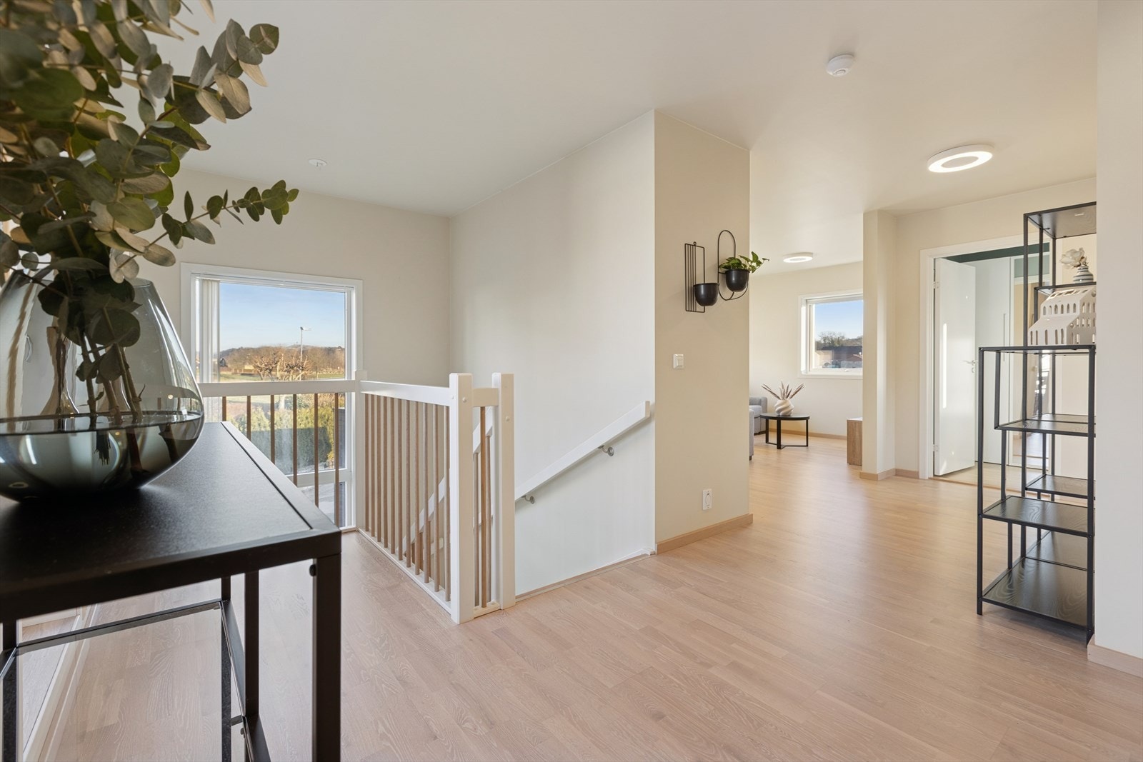 Åpen trapp mellom etasjene skaper romslighet og et moderne uttrykk. Galleribilde