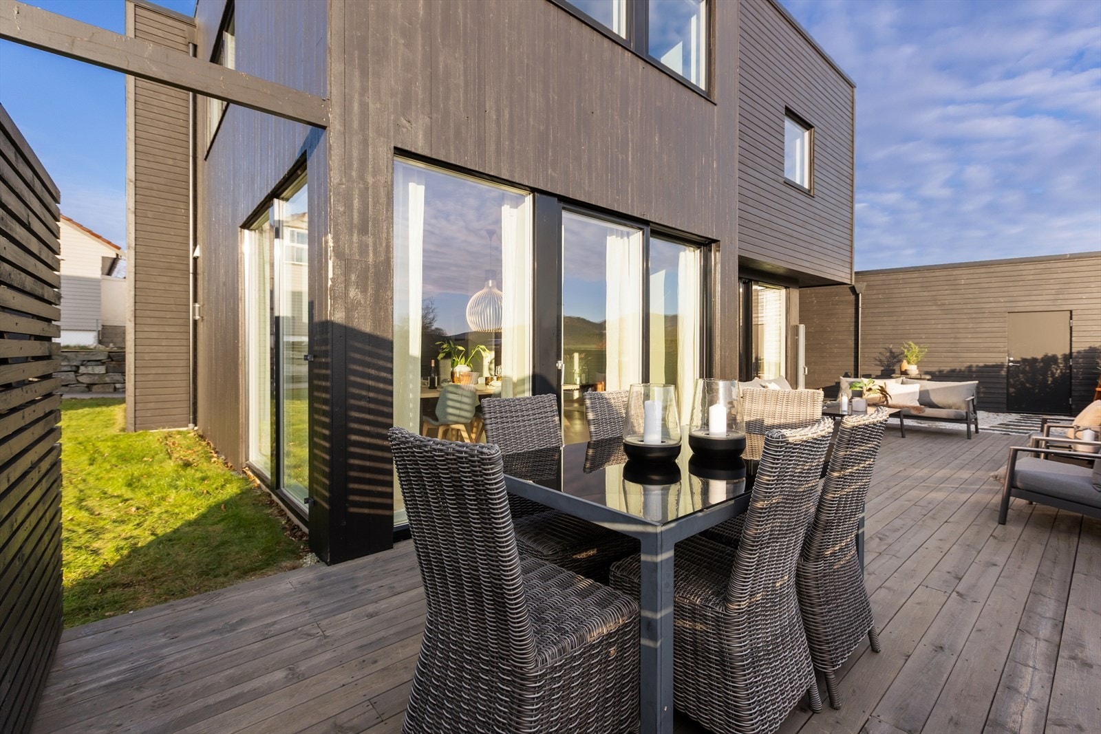 Uteplassene består av en markterrasse på 36 m² med utgang fra stue og kjøkken, samt en balkong på 5 m² fra gangen i 2. etasje. Galleribilde