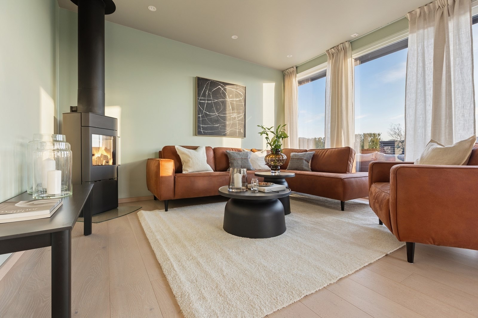 Stuen er et åpent og luftig oppholdsrom med flotte lysforhold via store vinduer. Galleribilde