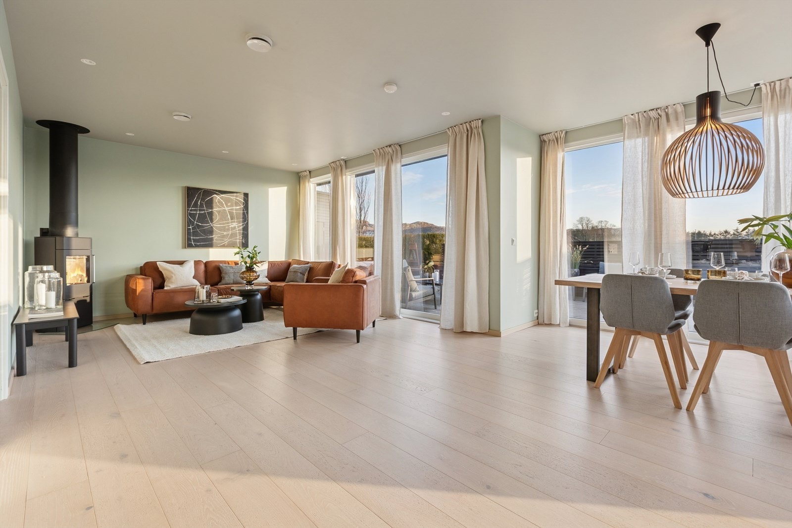 Lys og luftig stue-/kjøkkenløsning med utgang til terrasse. Galleribilde