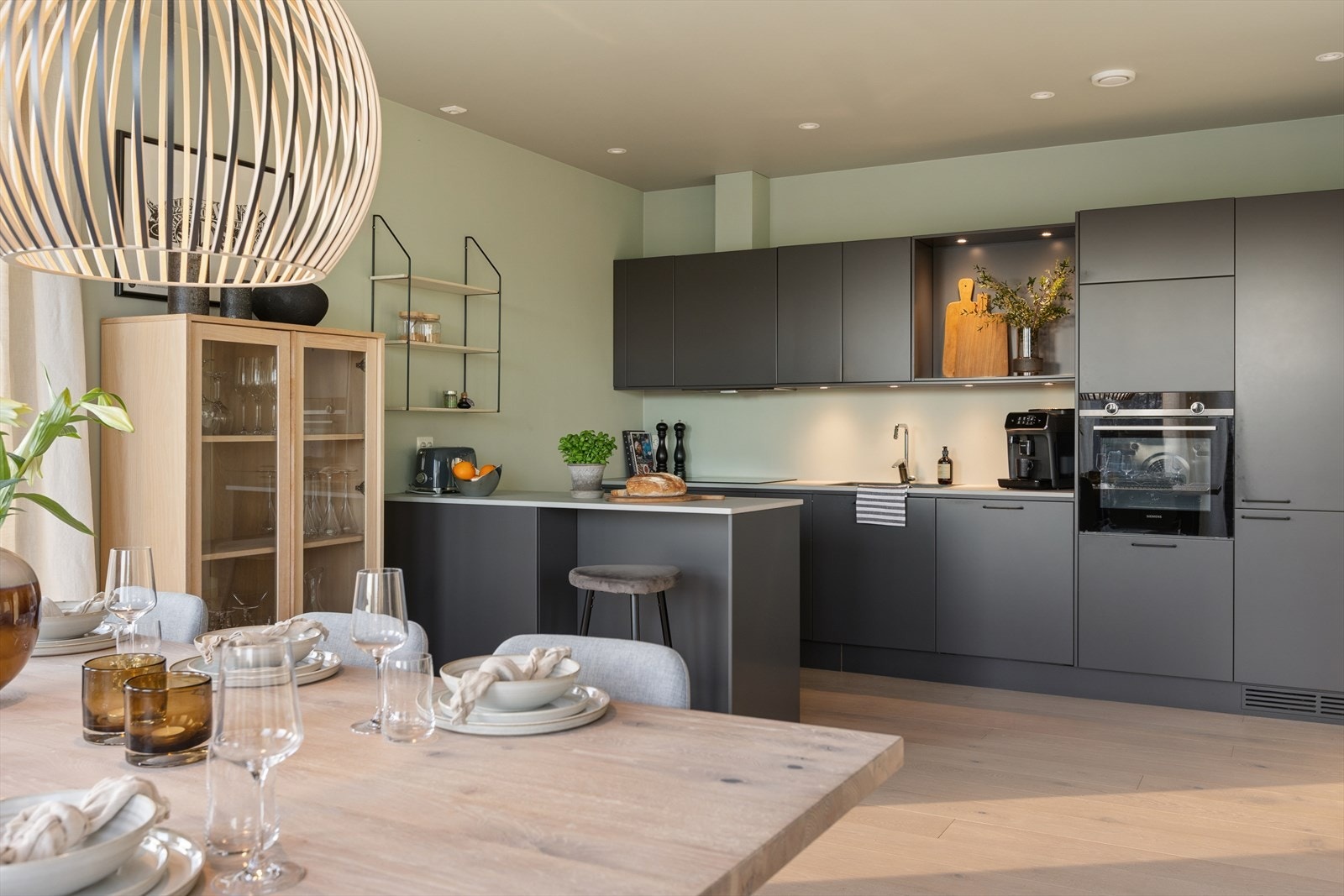 Innredningen har slette fronter og en benkeplate i kompositt fra Dekton. Galleribilde