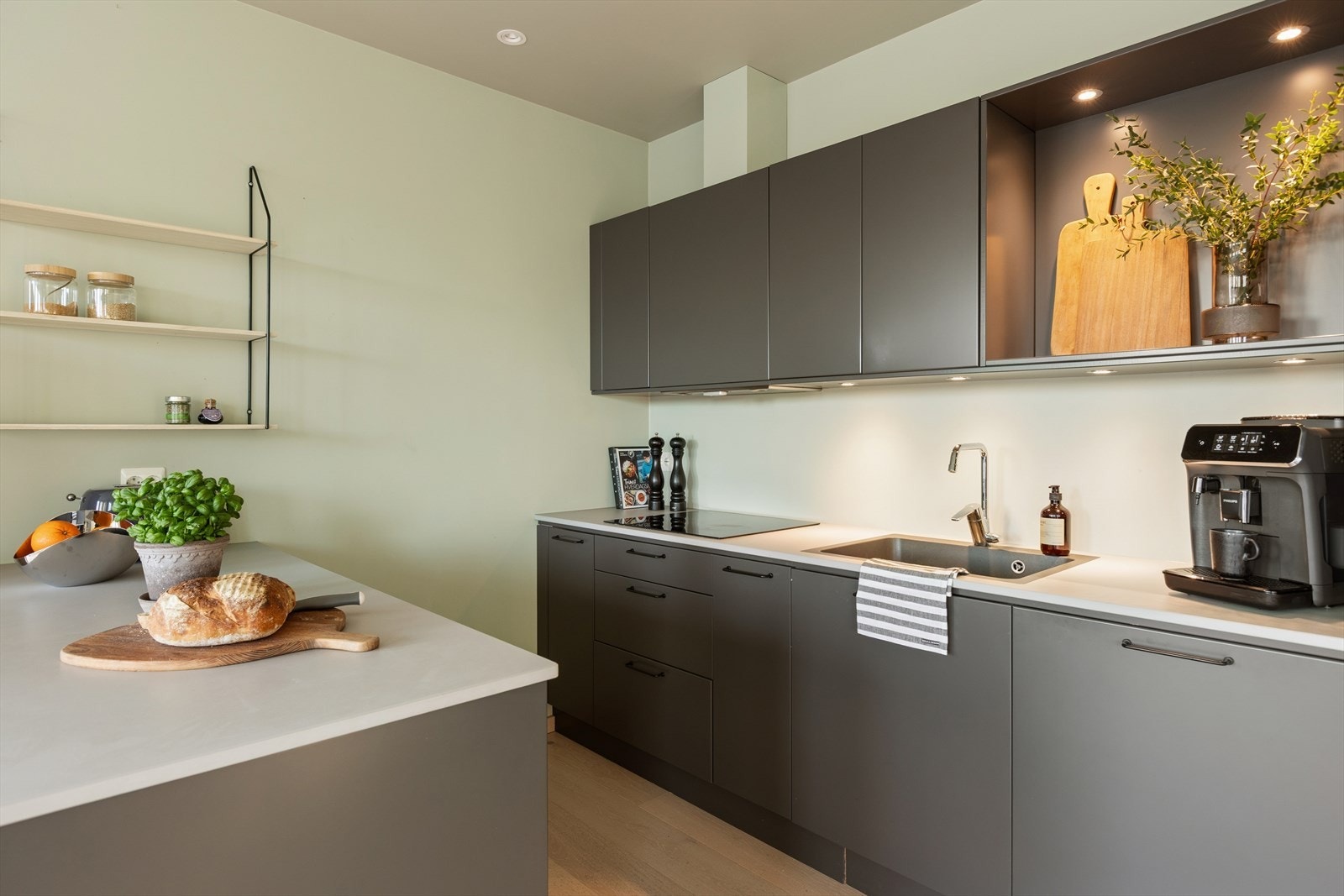 Kjøkkenet er utstyrt med integrert stekeovn, oppvaskmaskin, induksjonstopp og kjøl/fryseskap. Galleribilde