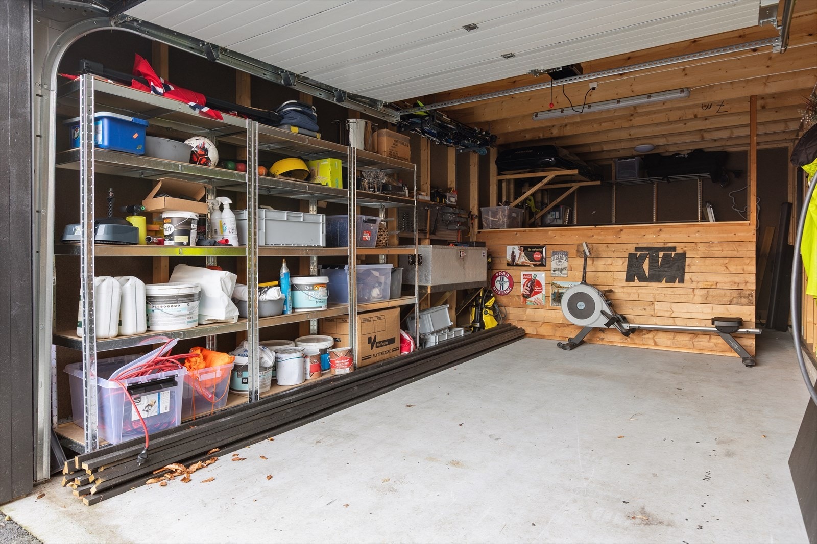 Parkering i garasje eller gårdsplass. Galleribilde