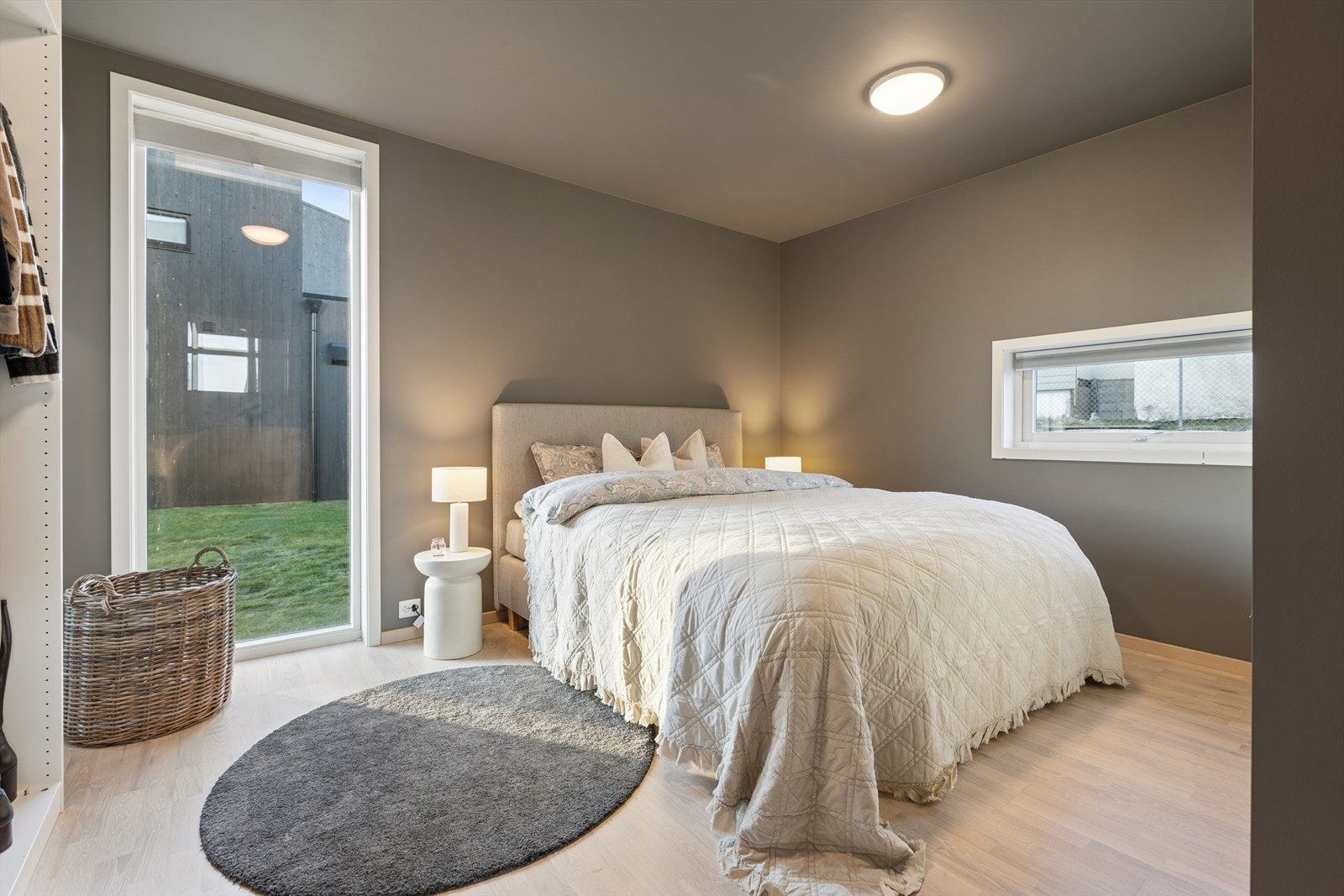 Hovedsoverommet som ligger i denne etasjen har god plass til dobbeltseng, og langs den ene veggen har rommet mye oppbevaring i en stor garderobe. Galleribilde