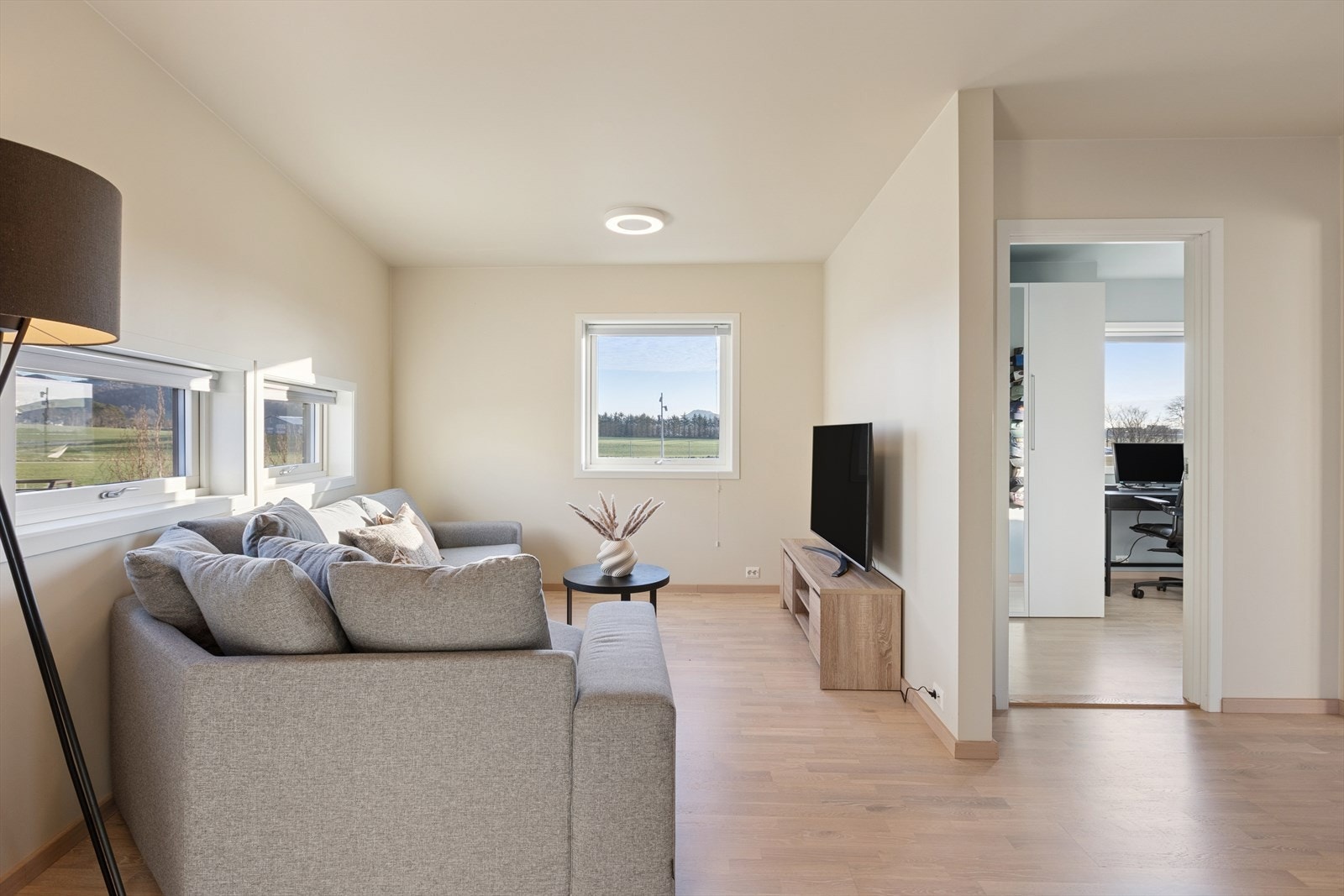 Utenfor soverommene har boligen en kjærkommen stue, et ekstra oppholdsrom til lek, vennebesøk og avslapning. Galleribilde