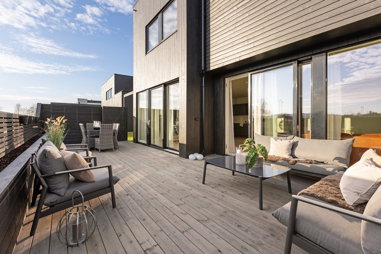 Uteområdet byr på terrasse med tredekke, noe plen og asfaltert gårdsplass. Galleribilde