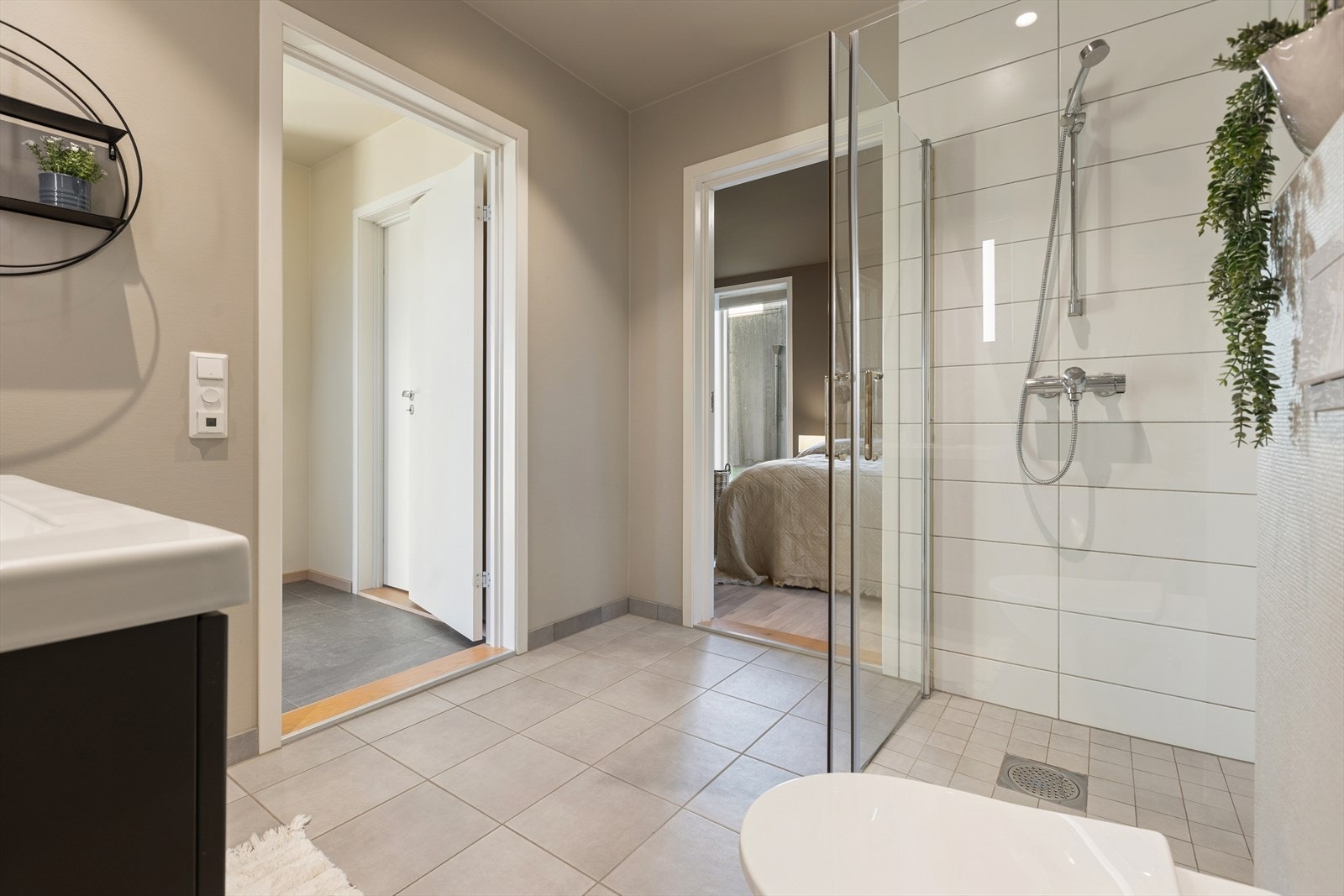 Badet er fra byggeåret 2019 og har et flislagt gulv med elektriske varmekabler. Galleribilde