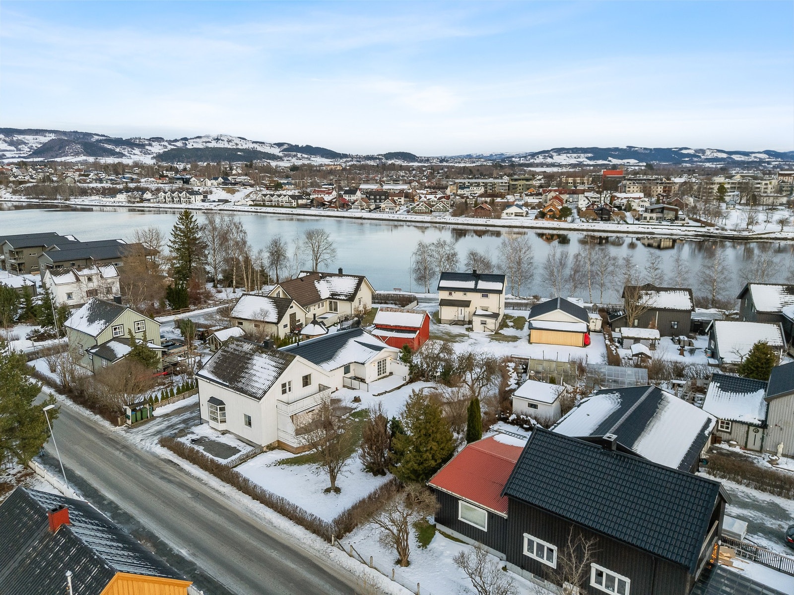 Eiendommen ligger ikke langt unna elva. Galleribilde