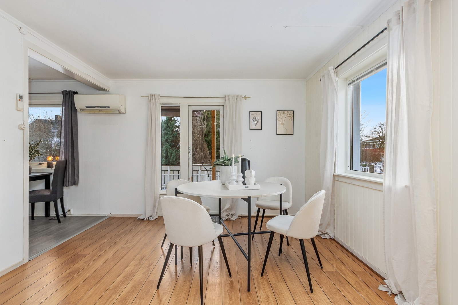 Spisestue ved kjøkken. Galleribilde