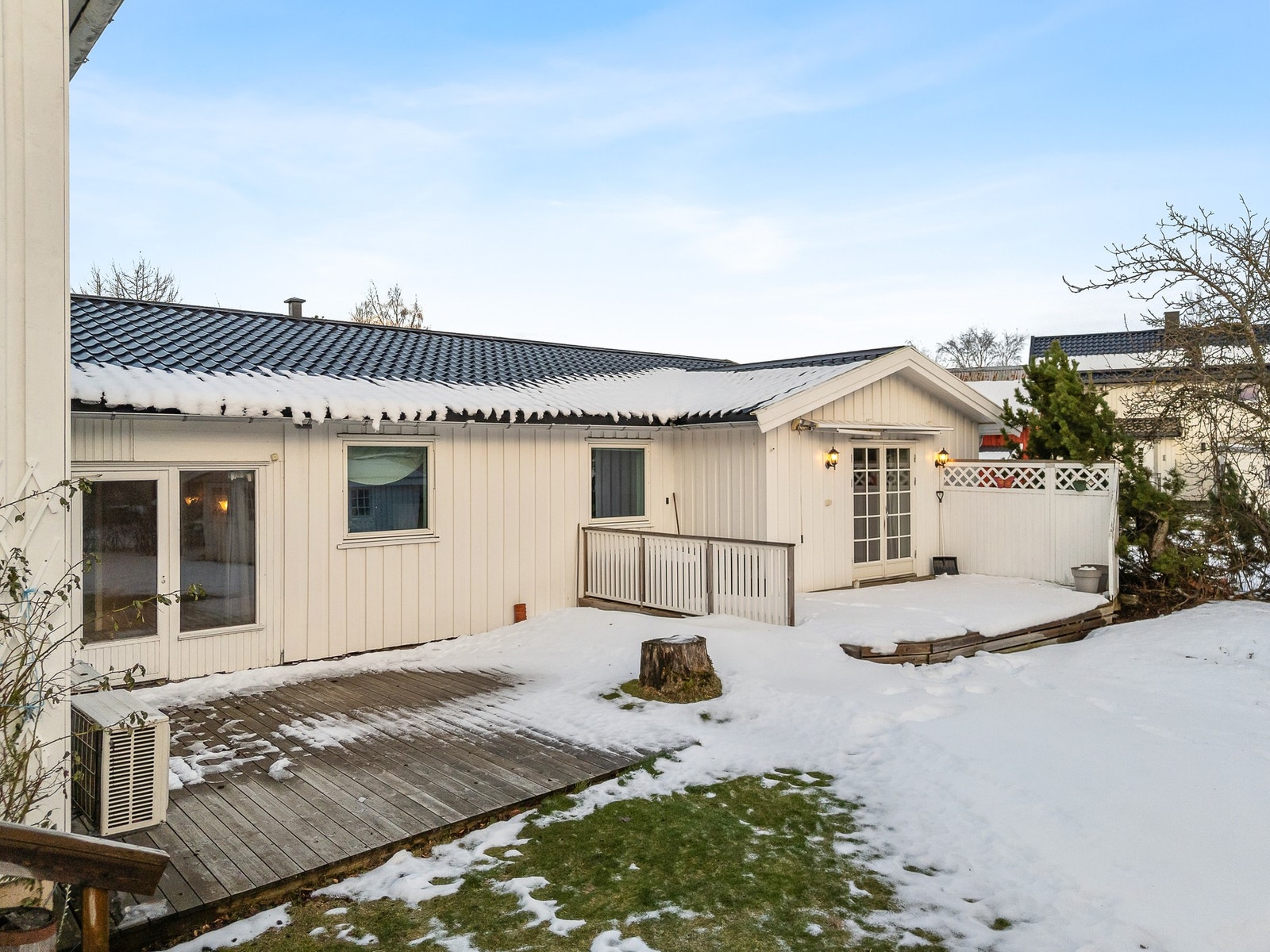 Romslige platteringer i hagen. Galleribilde