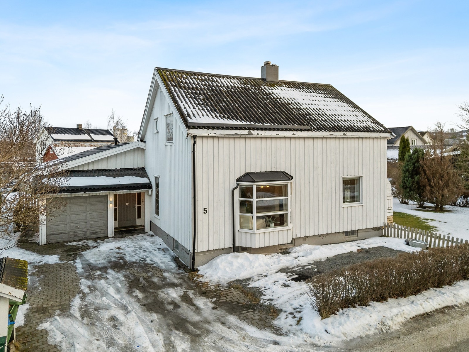 Innkjørsel og gårdsplass. Galleribilde