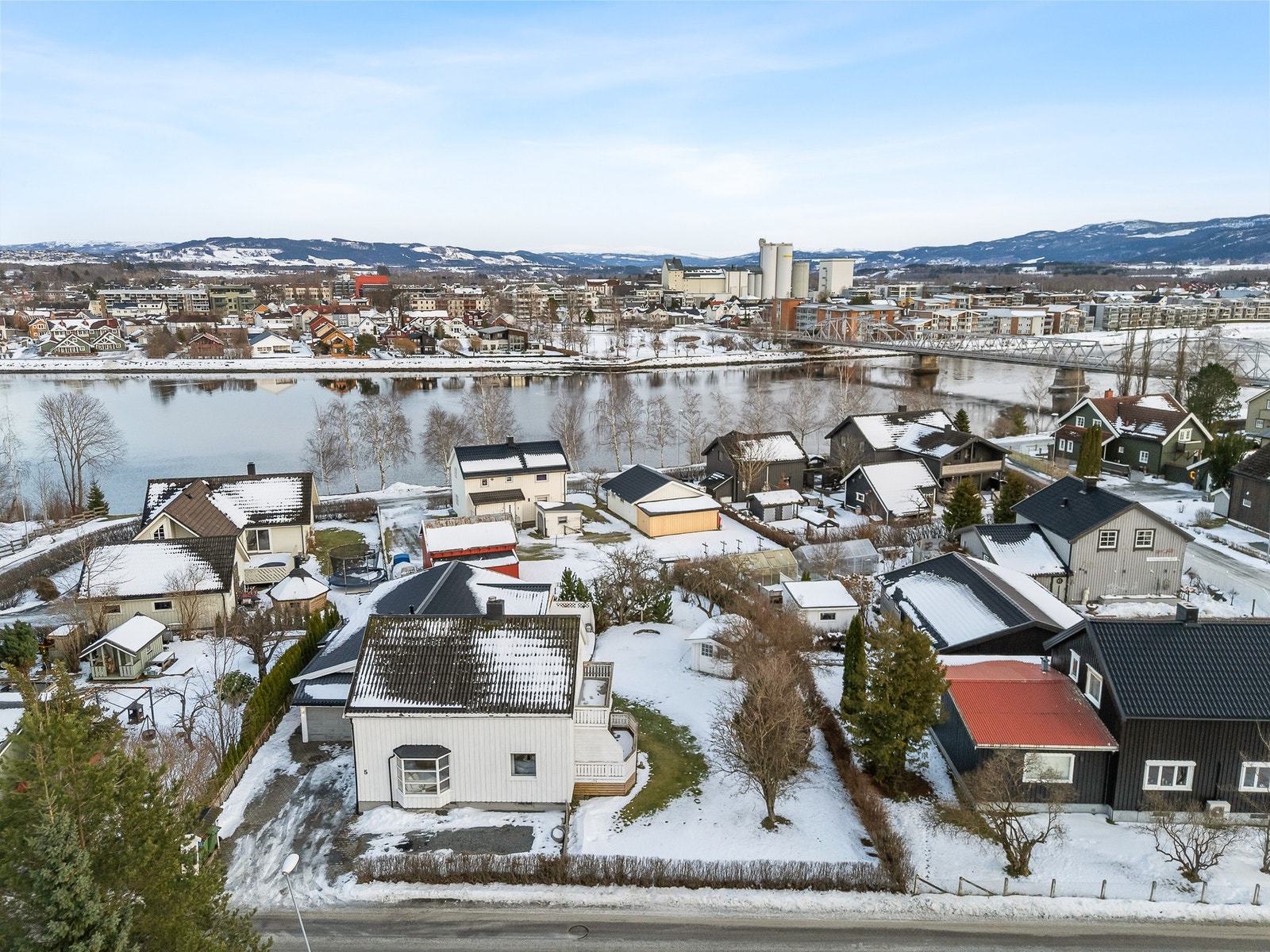 Enebolig med påbygd leilighet. Galleribilde