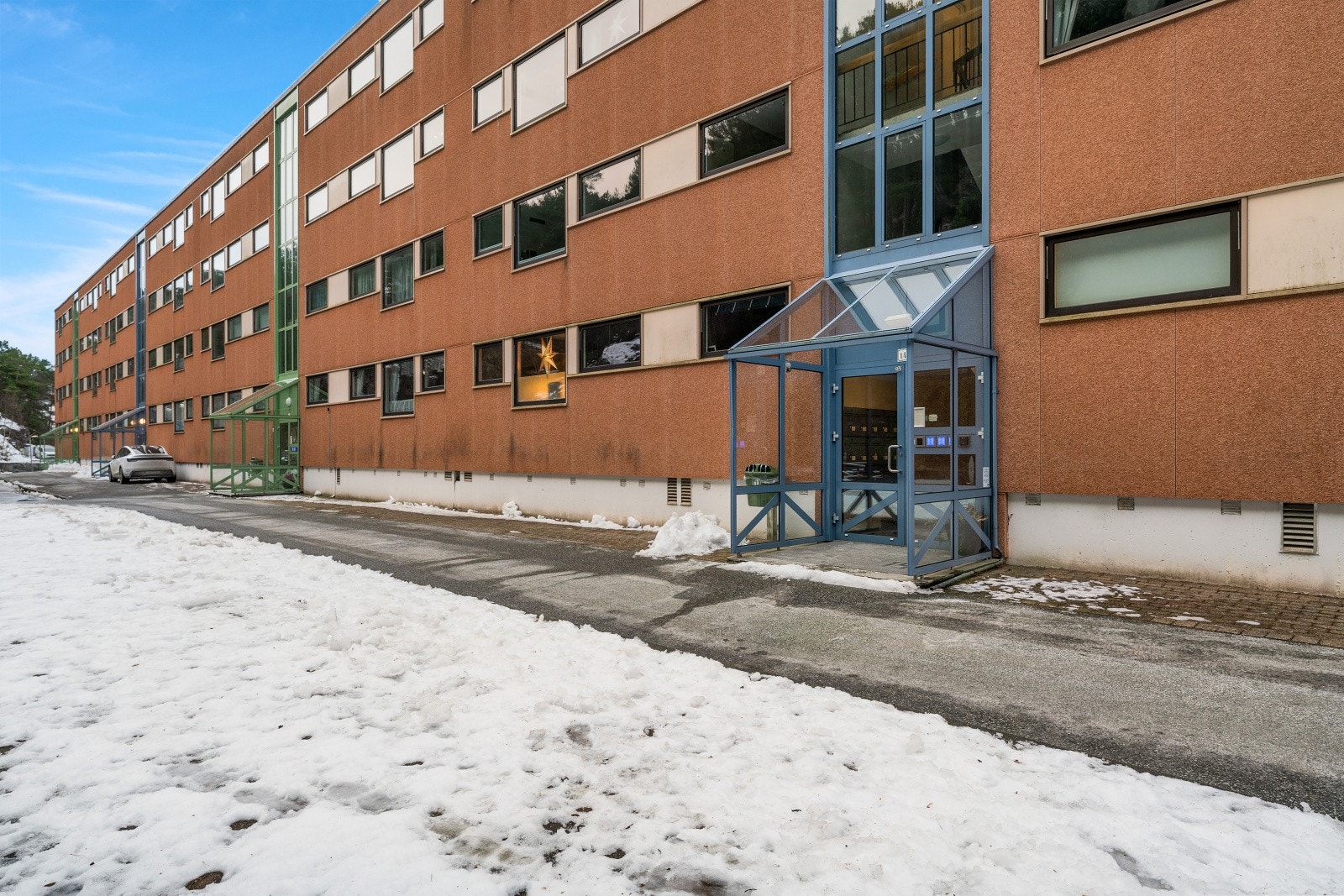 Inngnagsparti - leiligheten er en trapp ned i fra inngangen Galleribilde