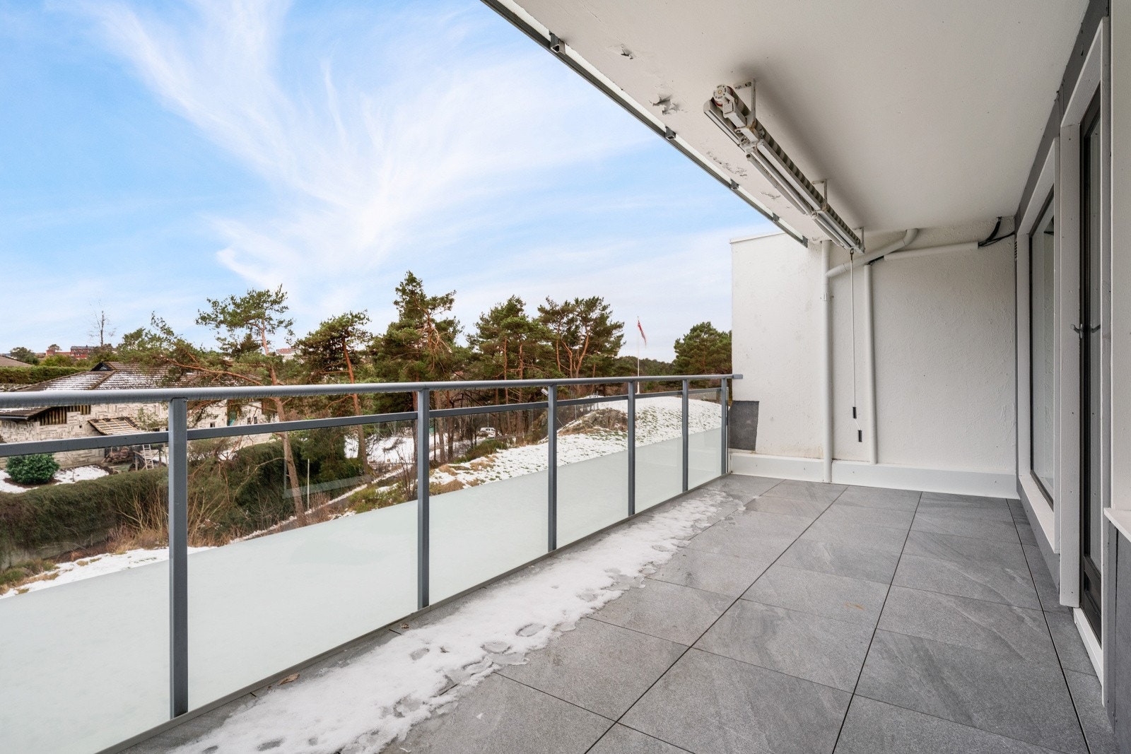 Stor god solrik terrasse Galleribilde