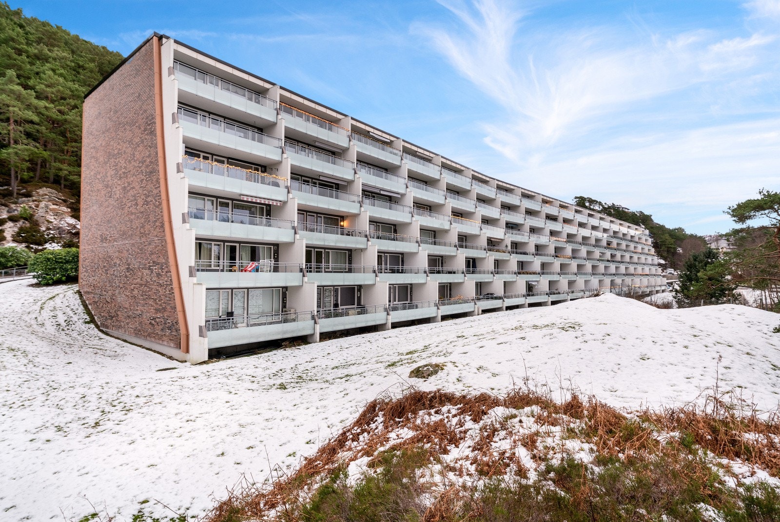 VELKOMMEN TIL KVERNEVIKSTEMMA 14 - 2 ROMS. LEIL. MED BEHOV FOR OPPGRADERING. Galleribilde