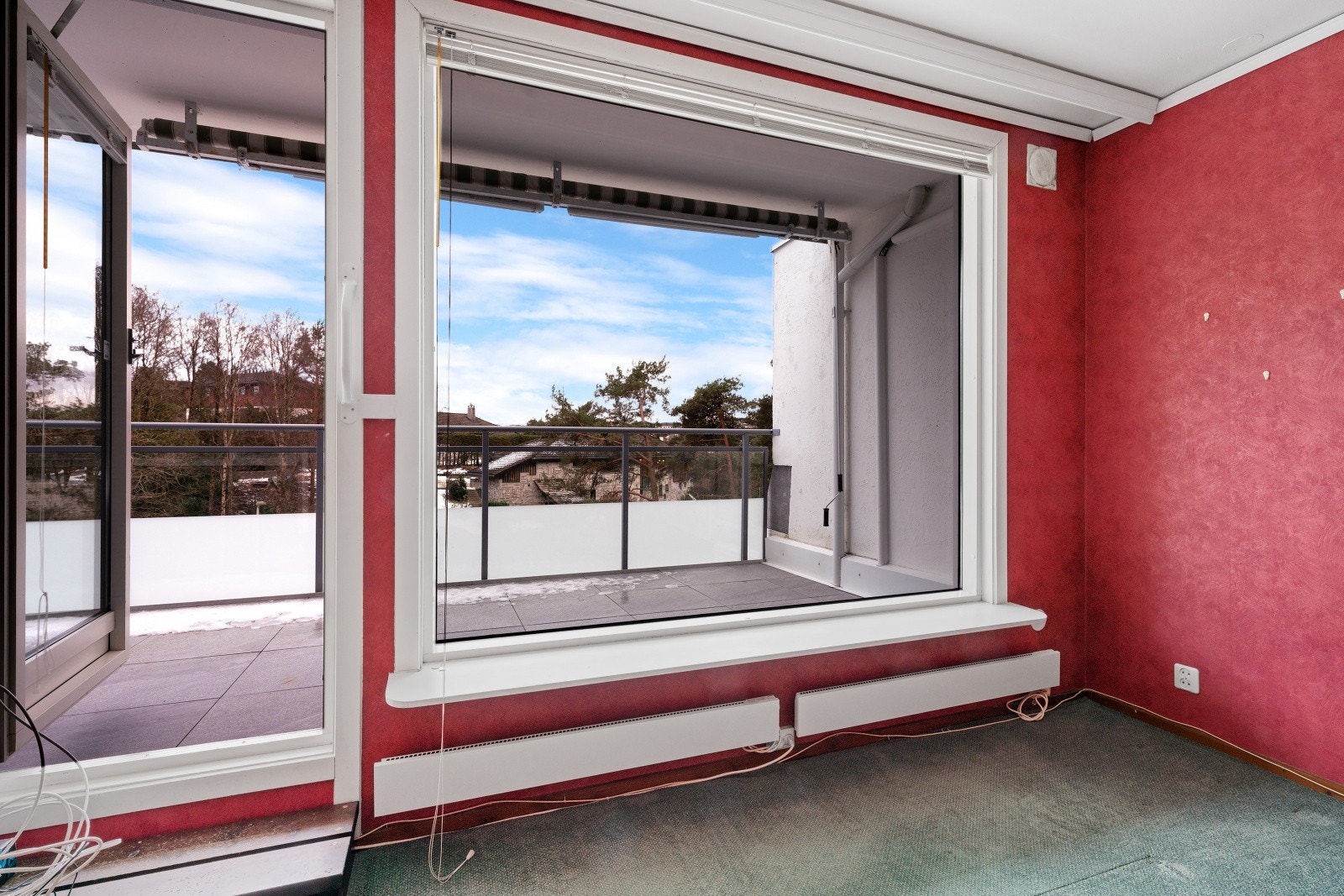 Utgang til terrasse i fra stuen Galleribilde