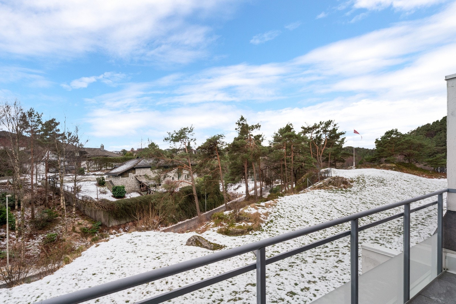 utsikt over nærområdet i fra terrassen Galleribilde