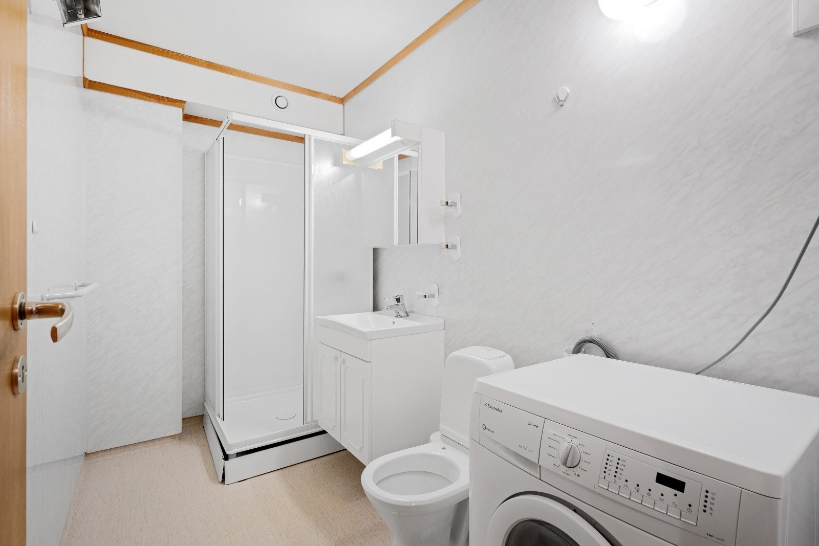 Bad med dusj & servant samt opplegg for vaskemaskin Galleribilde