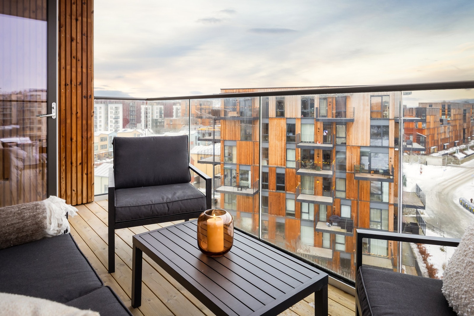 Svært gode solforhold med solgang fra ca. 15:00-23:00, sommertid. Galleribilde