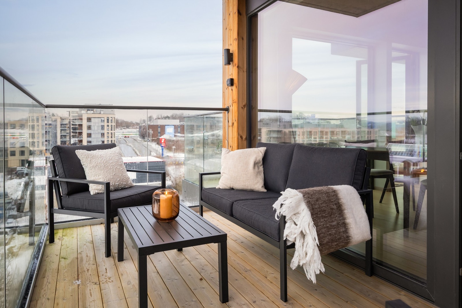 Leiligheten har to balkonger og begge er oppmålt til 8 kvm. Galleribilde