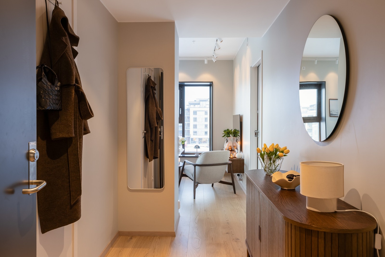 Hyggelig inngangsparti med god plass til lagring av yttertøy og sko. Leiligheten disponerer bod for oppbevaring i kjeller. Galleribilde