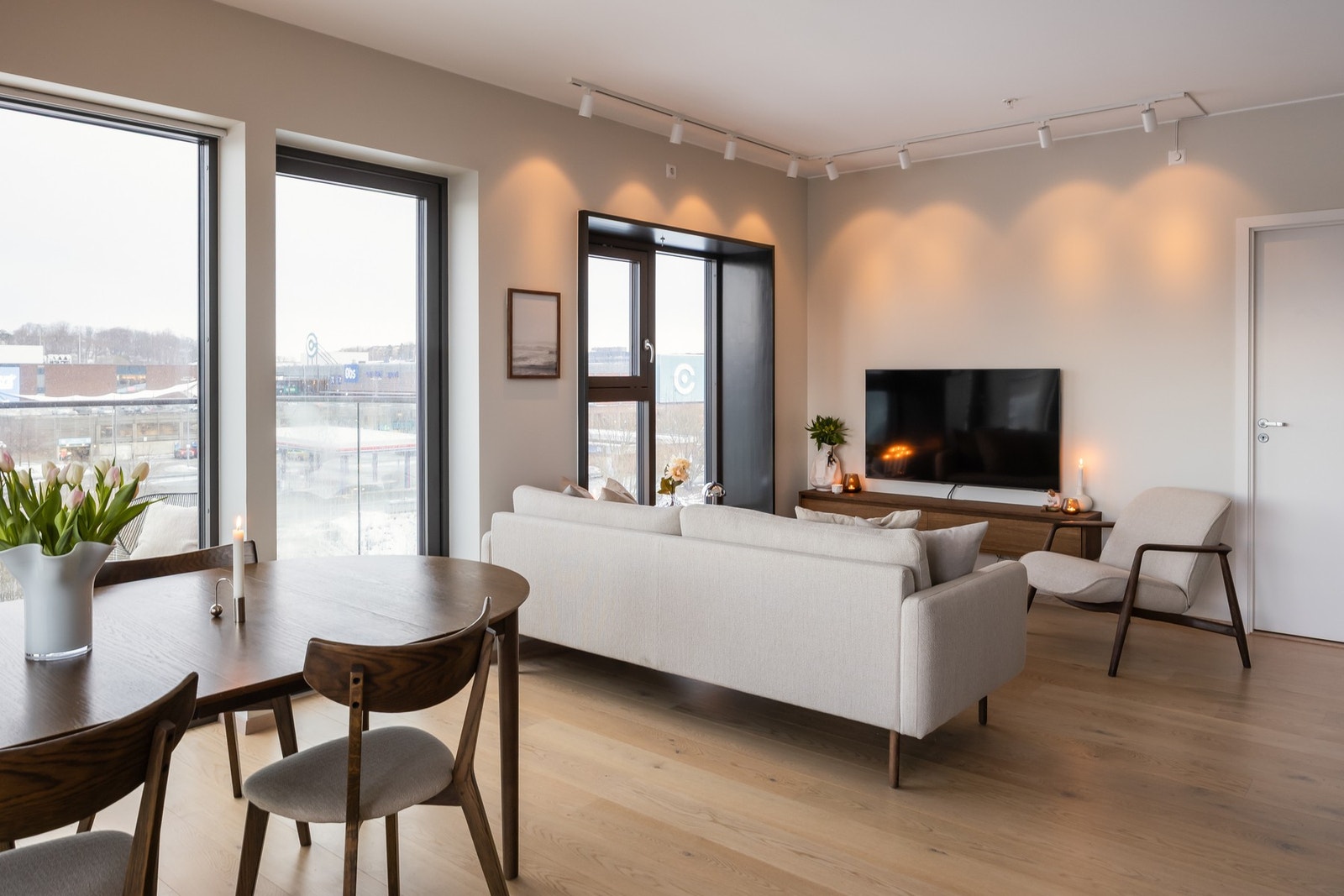 Vannbåren gulvvarme gir lunt inneklima og svært lave strømutgifter. Galleribilde