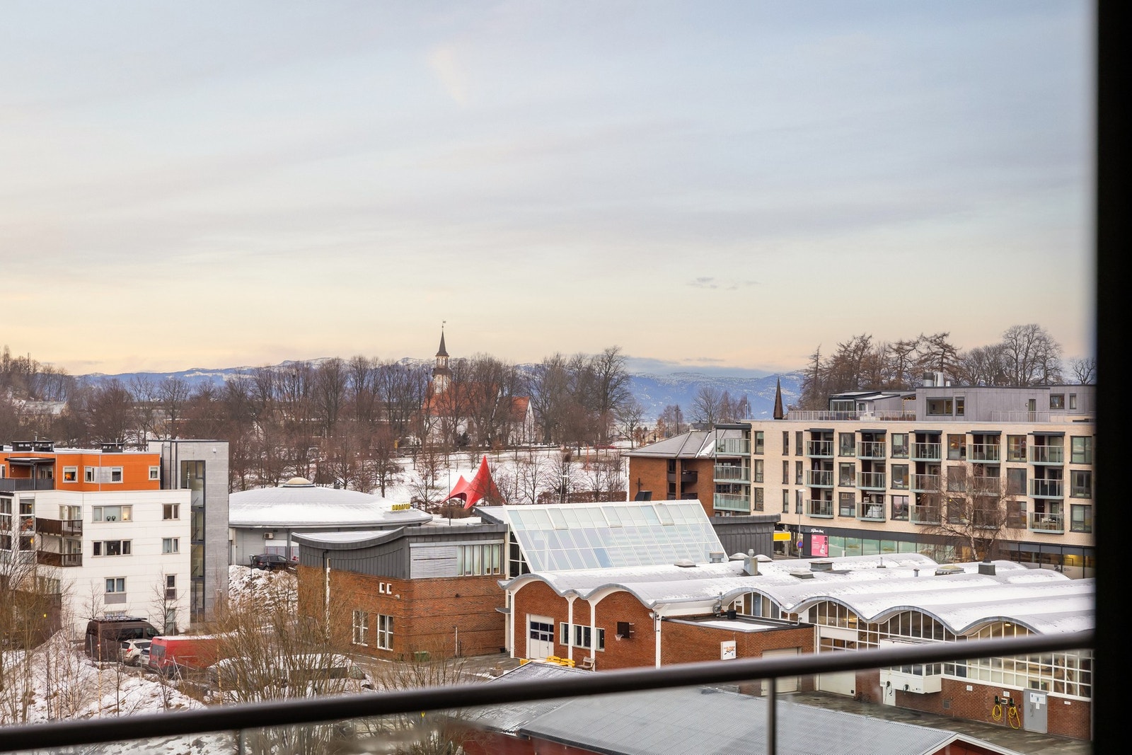 Lang- og vidstrakt utsikt mot Byåsen, Lade kirke og fjorden, og mot Østbyen fra balkongene. Galleribilde