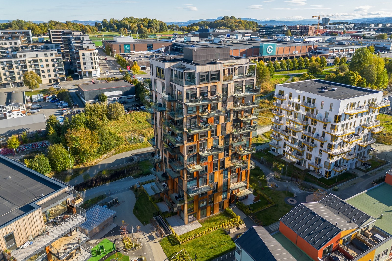 Sentral beliggenhet med Solsiden og Ladestien innen 10-15 min. gange. City Lade ligger 150 meter fra boligen. Galleribilde