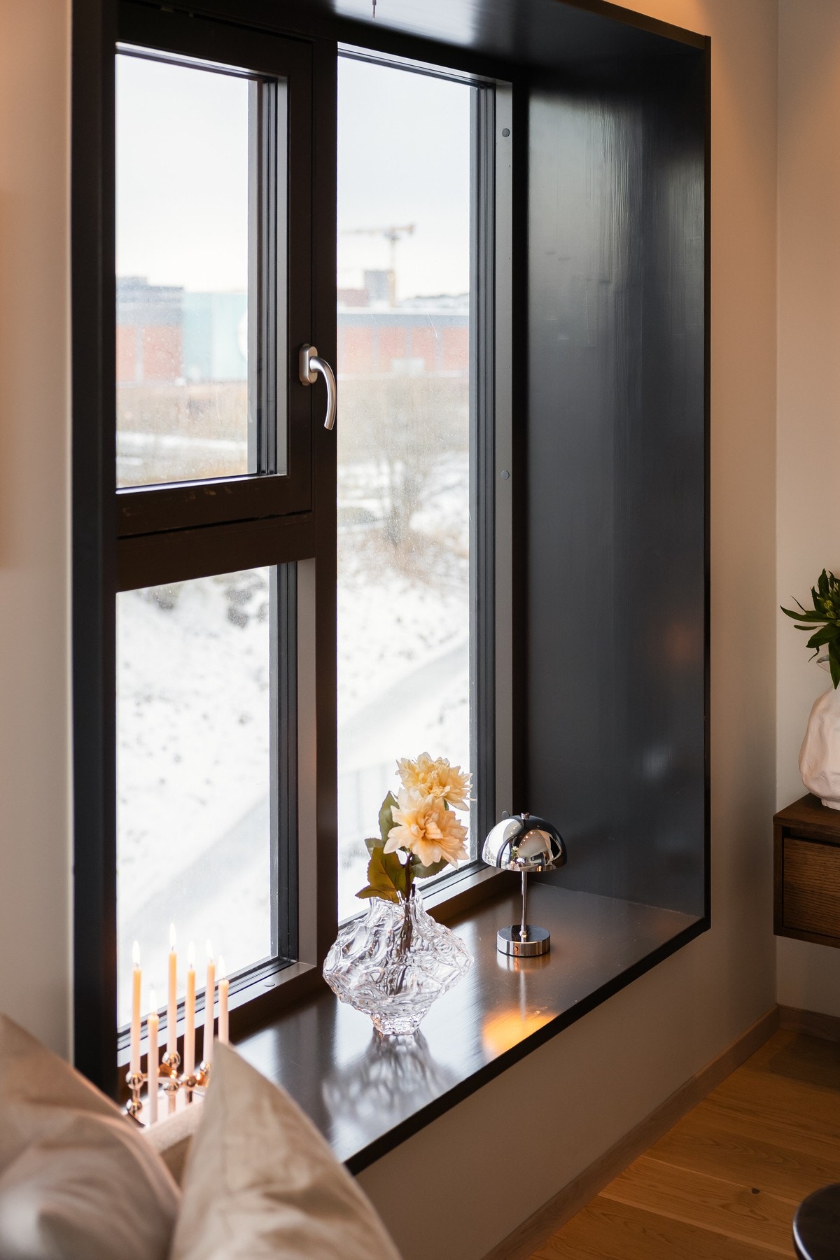 Dyp vinduskarm som lar seg innrede som ekstra sitteplass ved behov. Galleribilde