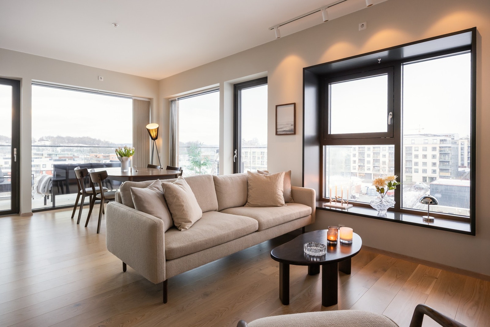 Lekker nybyggstandard med enstavsparkett og slette veggflater. Galleribilde