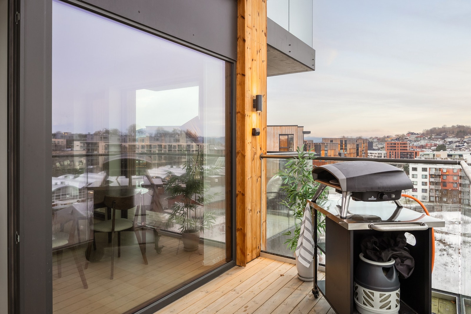 balkongene fungerer som en forlengelse av leiligheten gjennom sommerhalvåret. Galleribilde