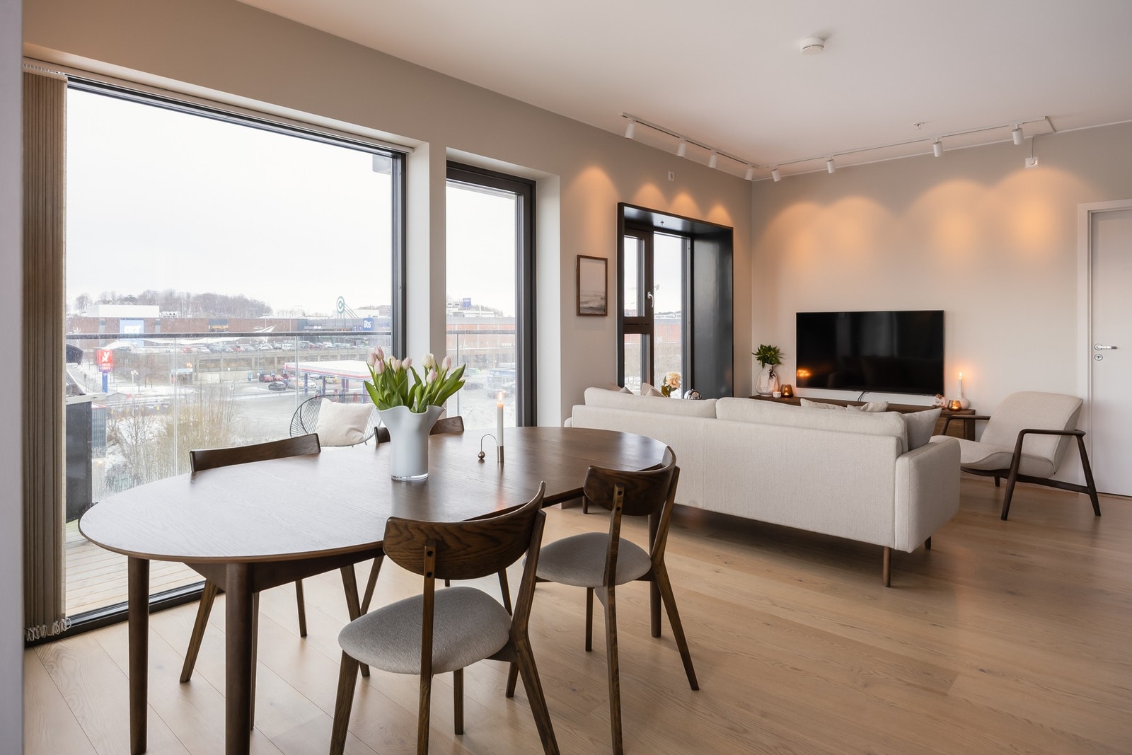 Stuen er oppmålt til 24 kvm og har store vindu og lysinnslipp utenom det vanlige. Galleribilde