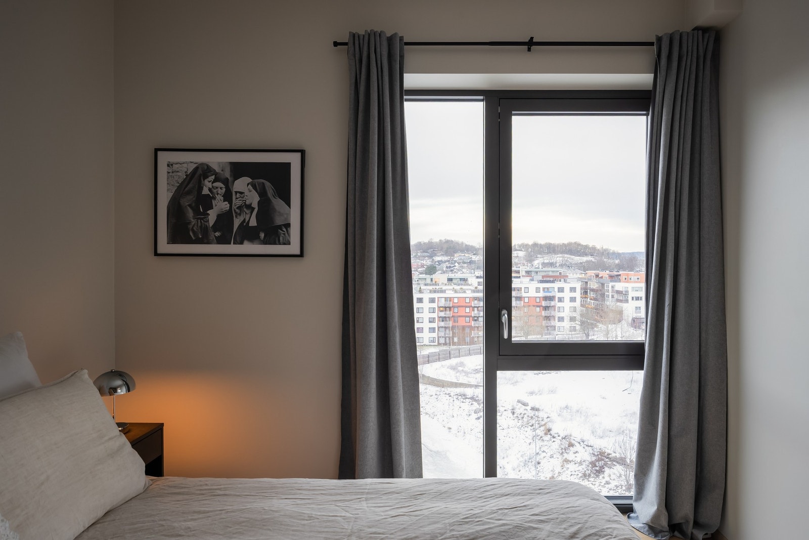 Her nyter man god utsikt og lysinnslipp fra vindu som strekker seg fra gulv til tak. Galleribilde