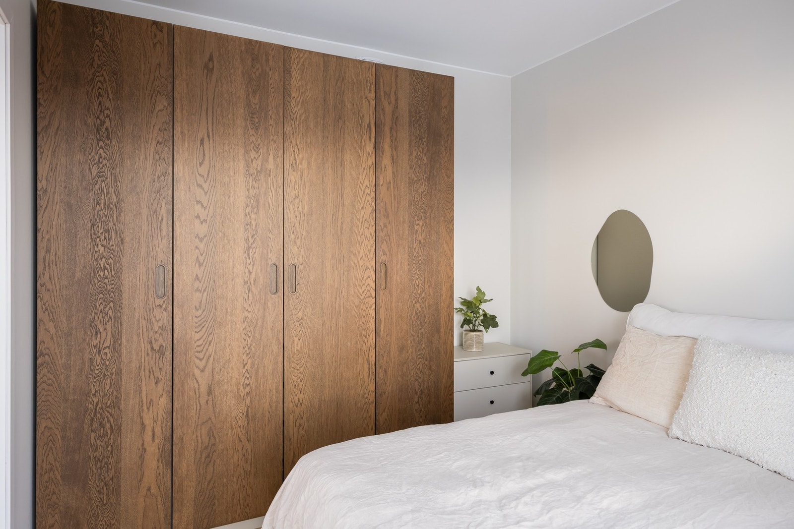 Rommet har god plass til garderobeskap. Galleribilde