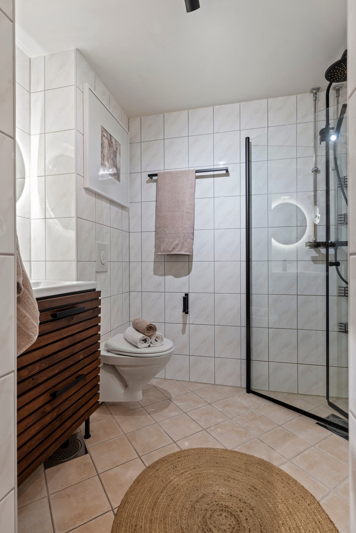 Badet er flislagt med elektriske varmekabler Galleribilde