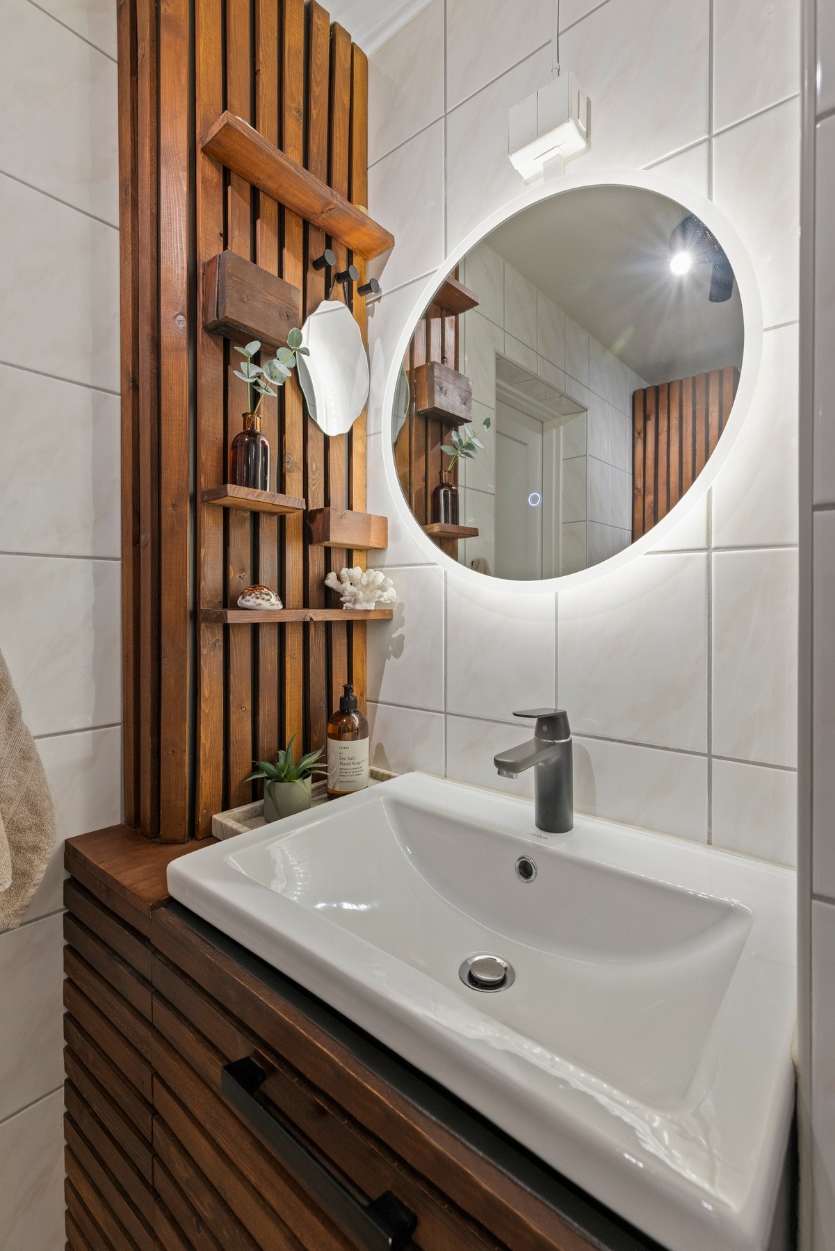 Innredningen består av servant, speil over servant, veggmontert toalett og dusjhjørne med to stk svingbare glassdører Galleribilde