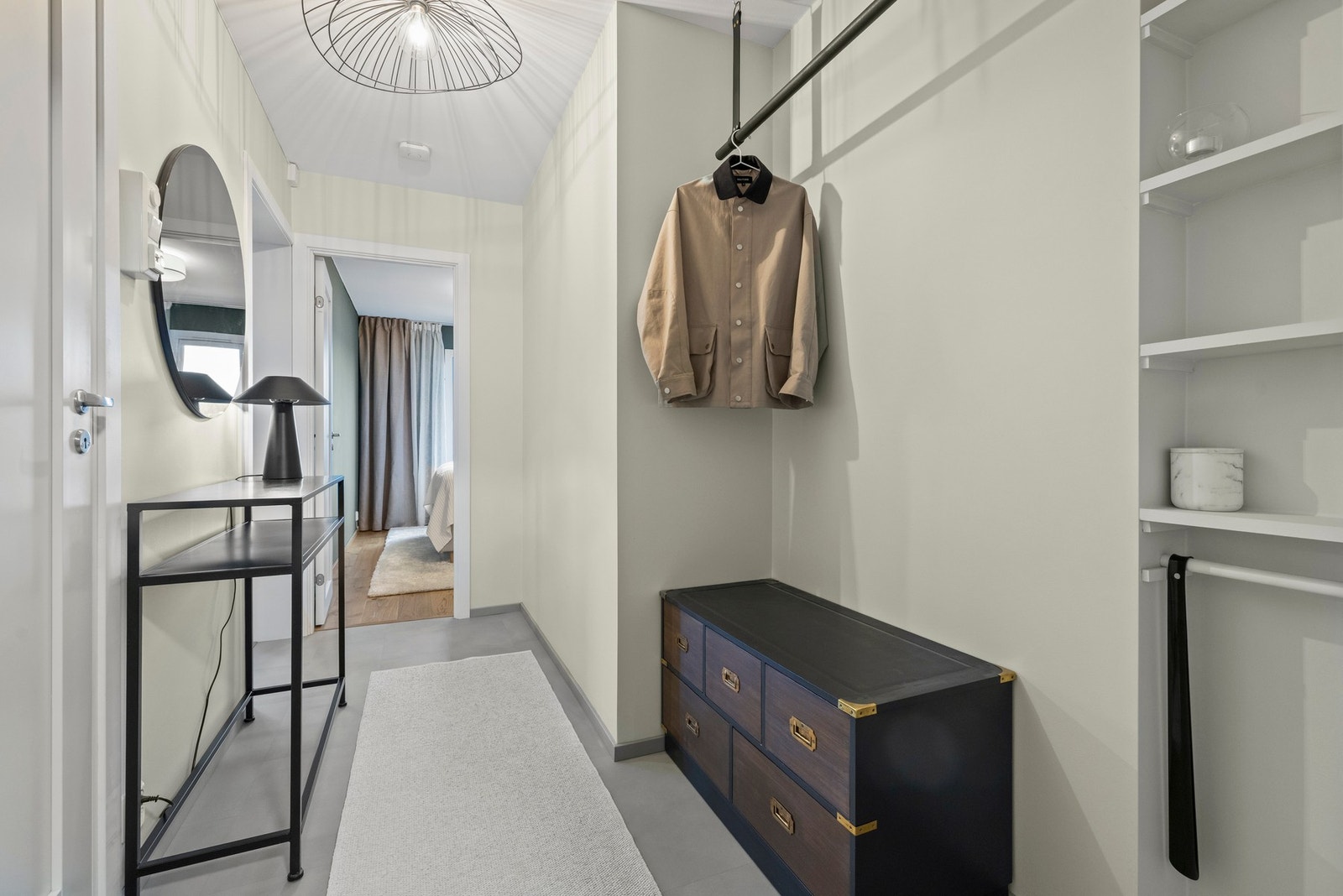 Entreen er lys og romslig med meget god plass til oppbevaring Galleribilde