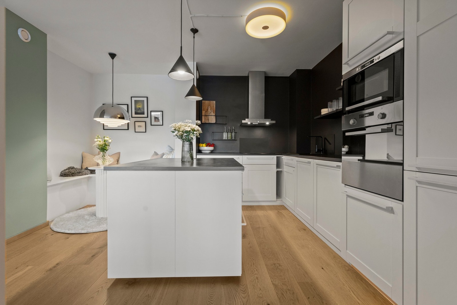 Layouten gir praktiske arbeidsflater og oppbevaringsmuligheter Galleribilde