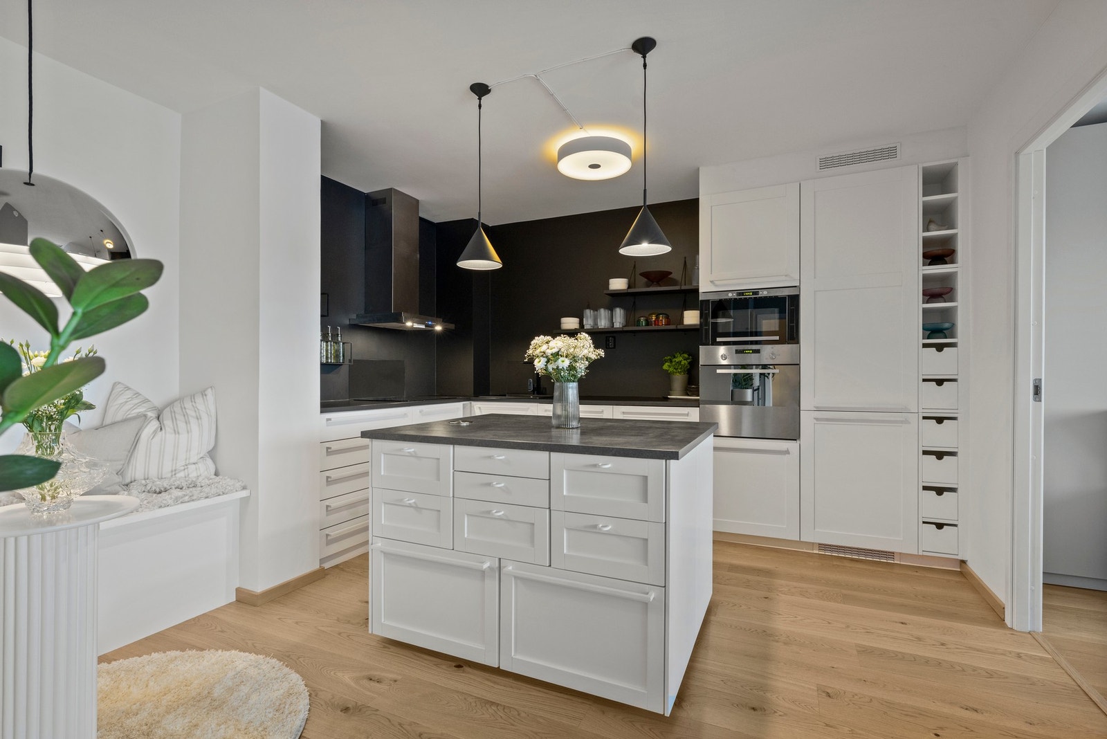 Kjøkkenet ble pusset opp i 2020 og har en delikat innredning med glatte og profilerte fronter, samt benkeplate av laminat Galleribilde