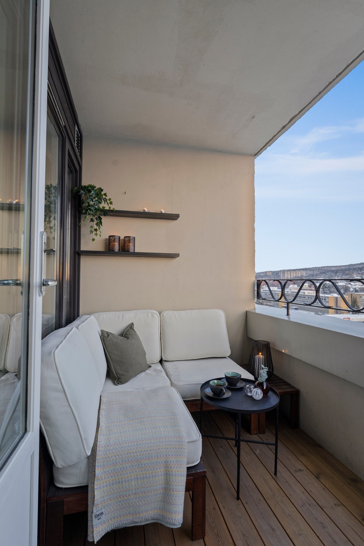 Leiligheten har en sydøstvendt balkong på ca. 5,6 m², med adkomst fra stuen Galleribilde