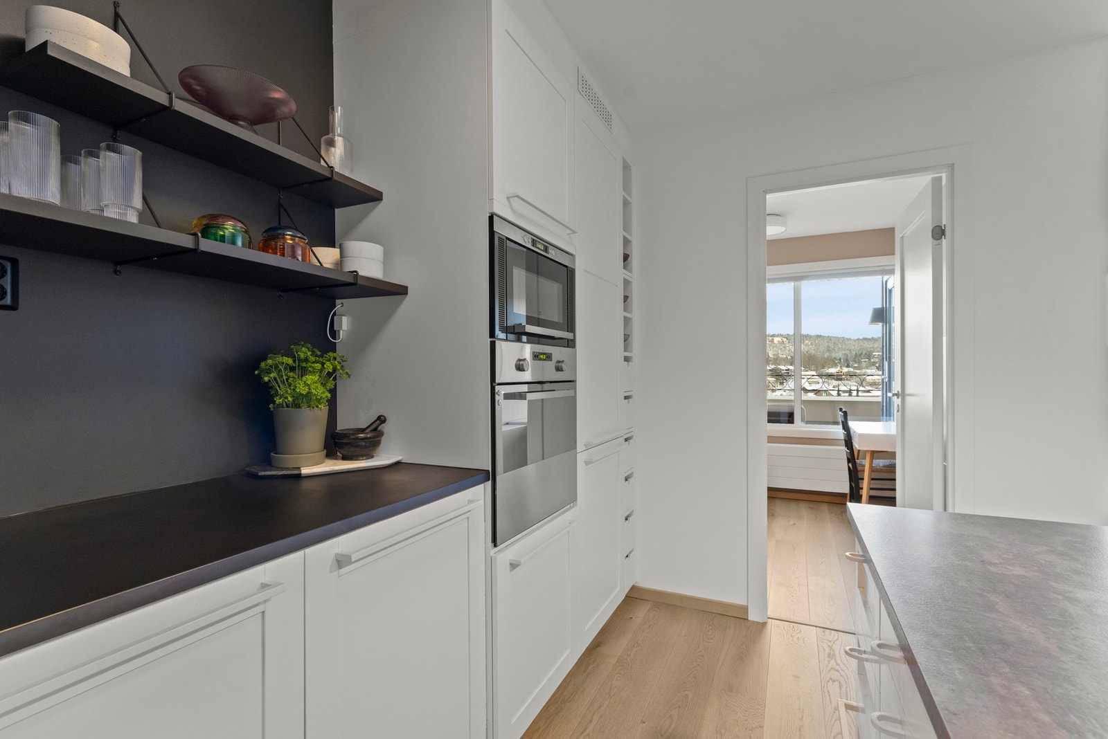 Det er integrerte hvitevarer som består av platetopp, komfyr, mikro, oppvaskmaskin og kjøl/frys Galleribilde