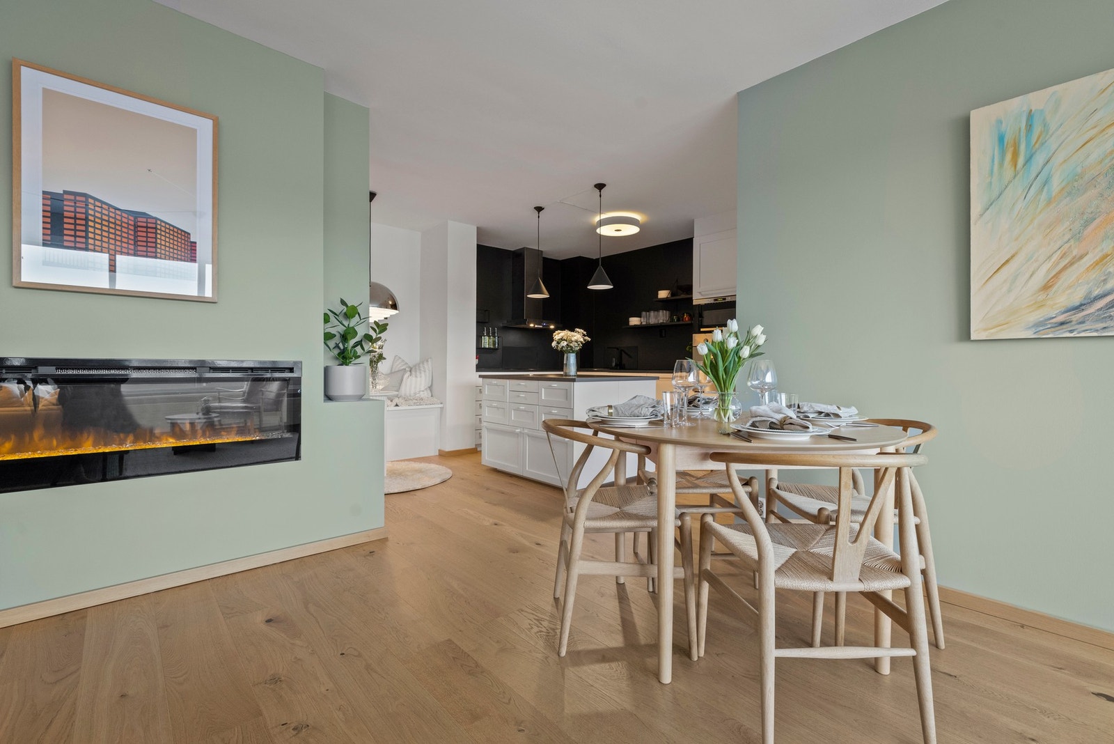 Det er åpen løsning mot kjøkkenet og plass til spisebord mellom rommene Galleribilde