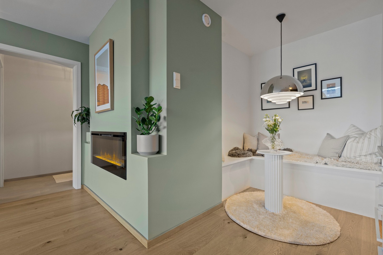 Kjøkkenet har en hyggelig sittekrok hvor morgenkaffen og utsikten kan nytes Galleribilde