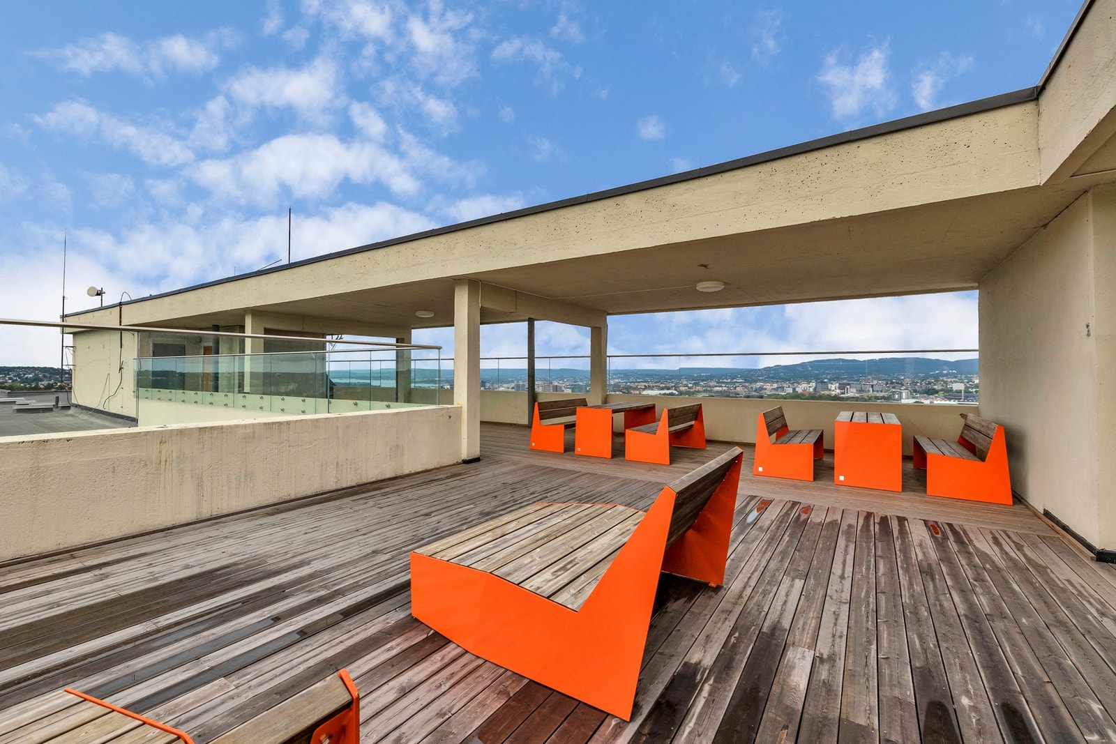 Blokken disponerer en nydelig takterrasse med god plass Galleribilde