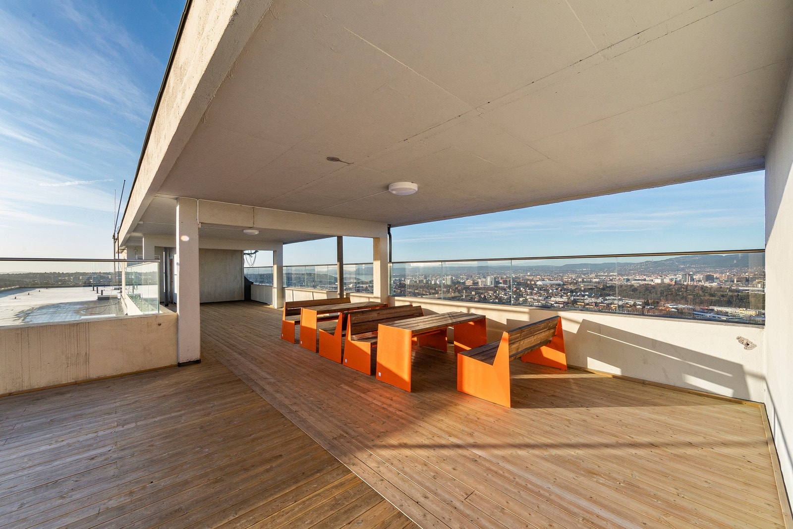 Terrassen har overbygd del og åpen del, samt sittegrupper og solbenker Galleribilde