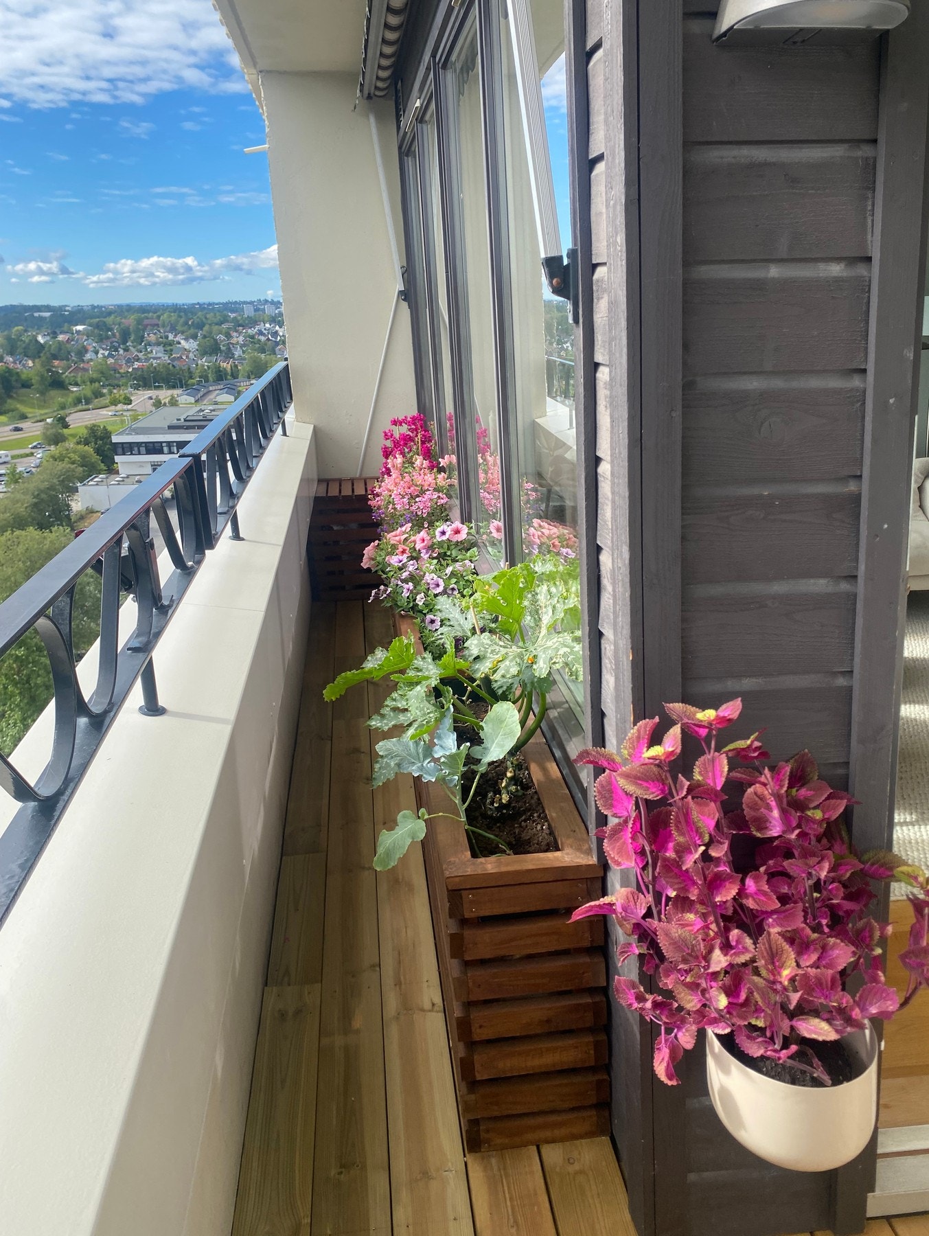 Balkongen på sommerstid (bilde fra selger) Galleribilde