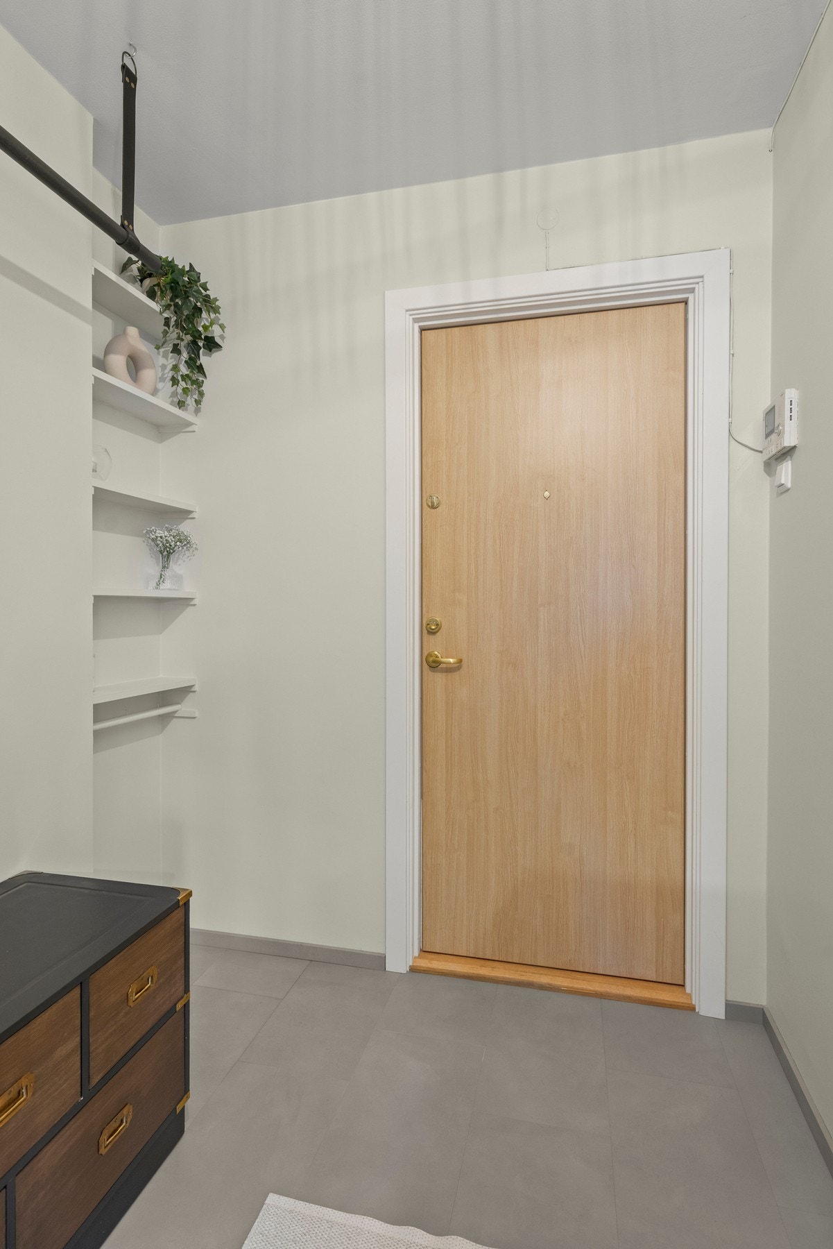 Rommet har en nisje hvor yttertøy og sko kan oppbevares Galleribilde