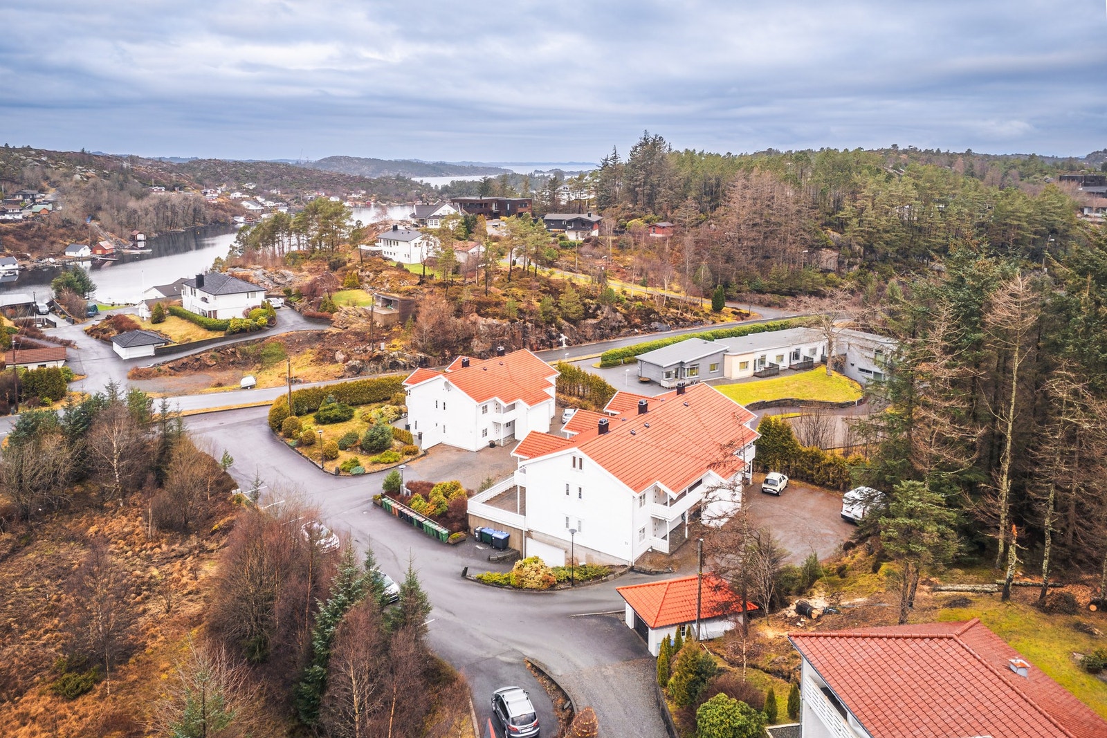 - Boligen ligger fint til, med vestvendt beliggenhet og flotte solforhold - Galleribilde