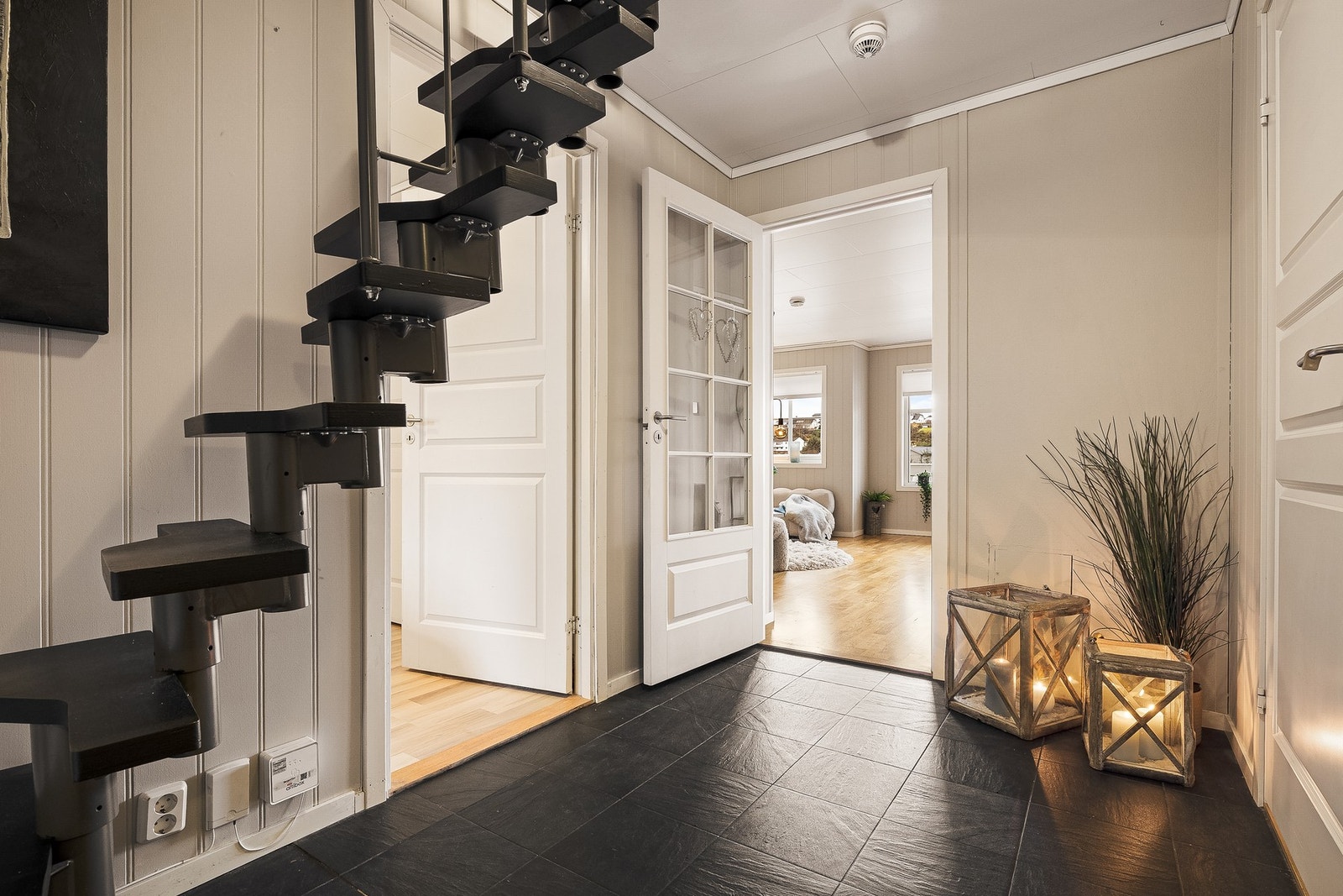 - Fra gangen går det trapp til loft - Galleribilde