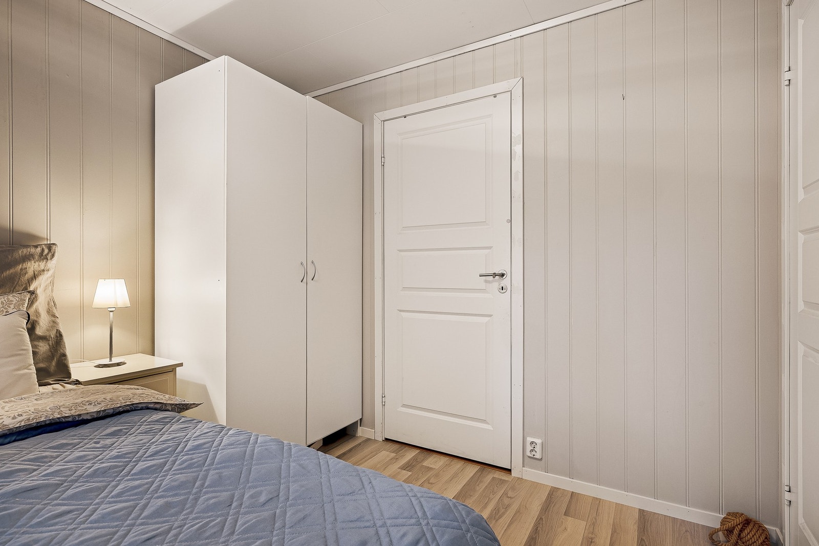 - Hovedsoverommet har praktisk tilgang til vaskerom - Galleribilde